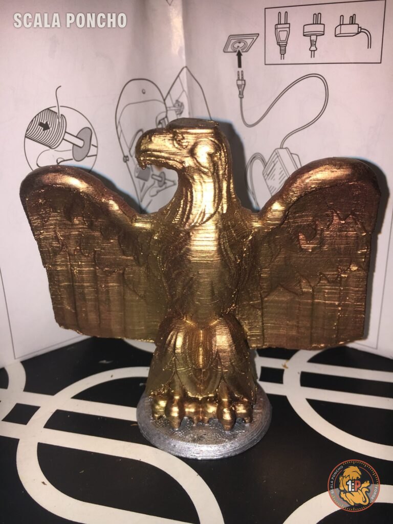 Aquila ad ali spiegate stampata in 3D e dipinta color oro su una base argento