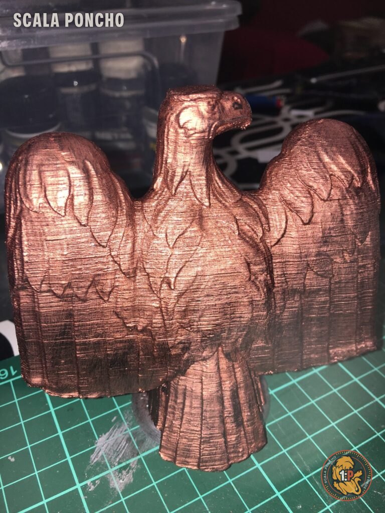 Aquila ad ali spiegate stampata in 3D e dipinta color rame su un tappetino da taglio