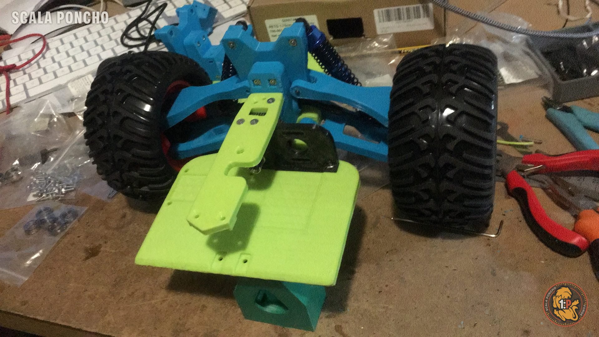 Auto RC stampata in 3D con le prime ruote montate sul banco di lavoro