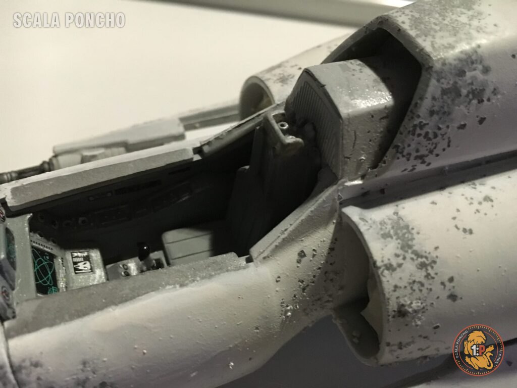 Primo piano dell'abitacolo aperto del Colonial Viper con scrostature sulla carenatura
