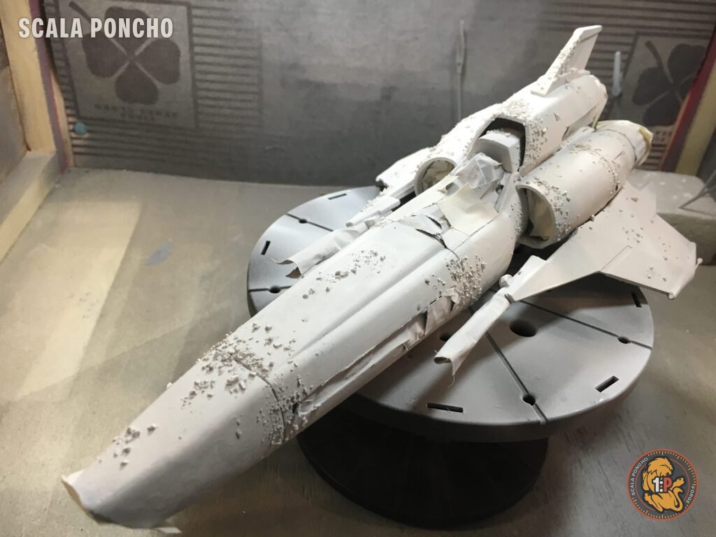 Colonial Viper verniciato di bianco con scrostature grigie diffuse sulla fusoliera