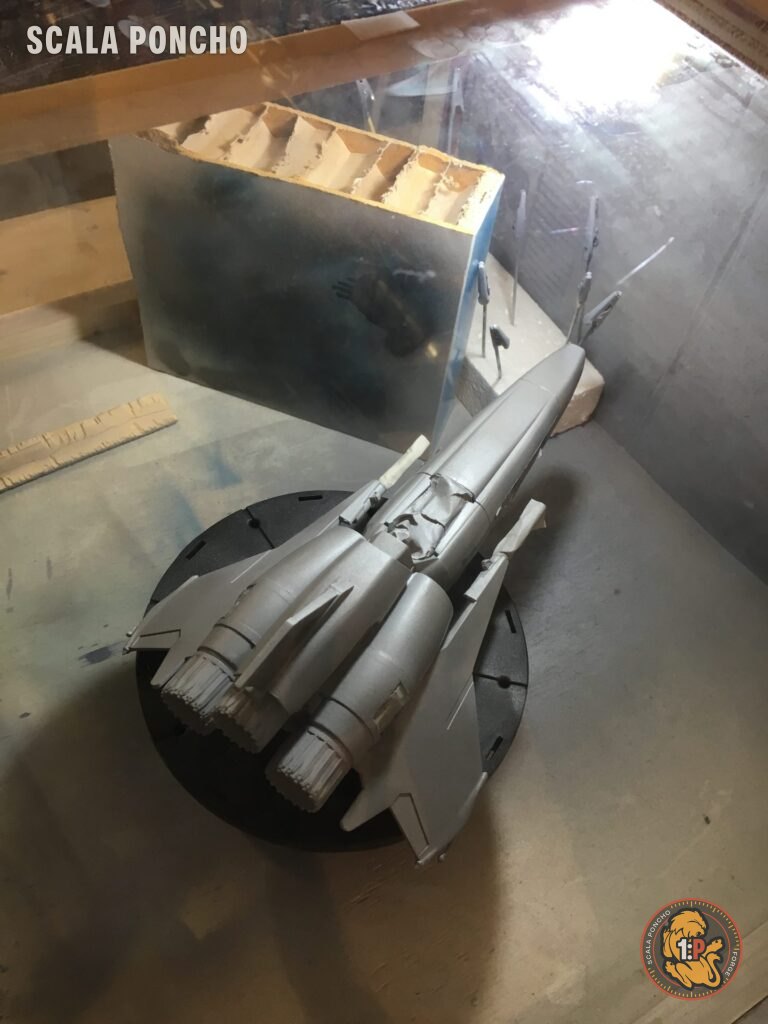 Colonial Viper grigio su piatto girevole dentro la cabina di verniciatura autocostruita