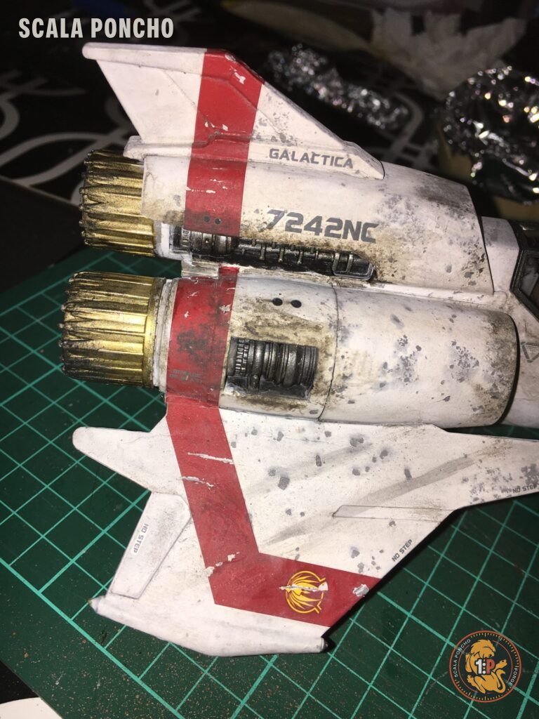 Fiancata del Colonial Viper finito con la matricola 7242 e la scritta Galactica