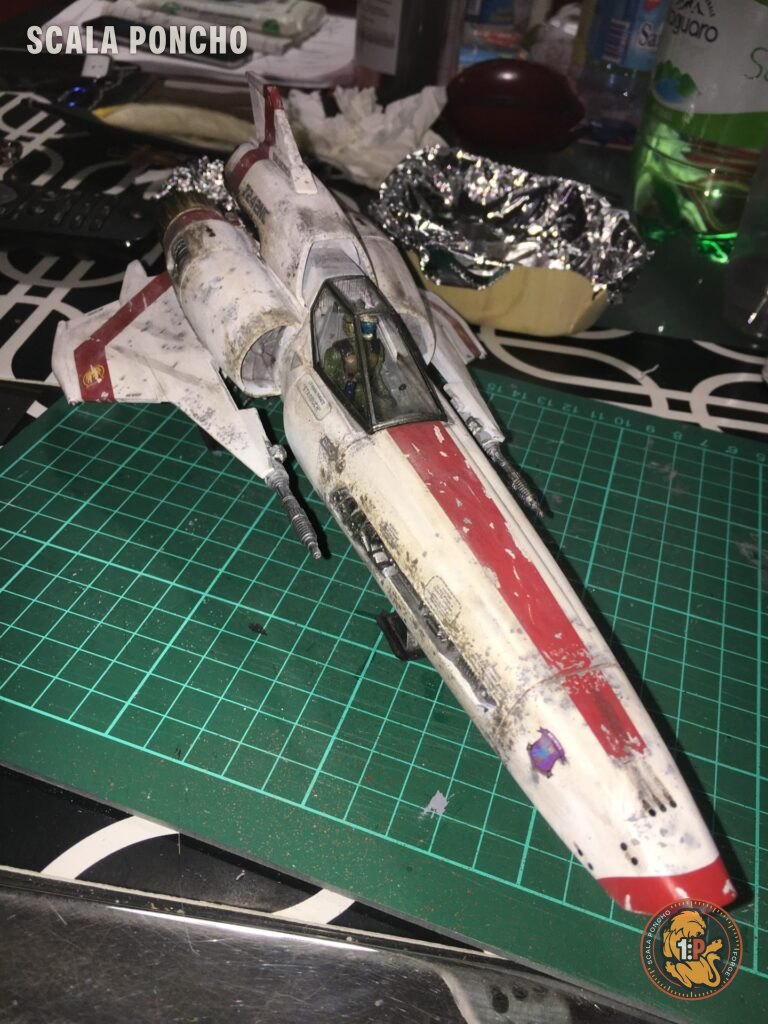 Colonial Viper finito visto di tre quarti anteriore, bianco con strisce rosse e scrostature