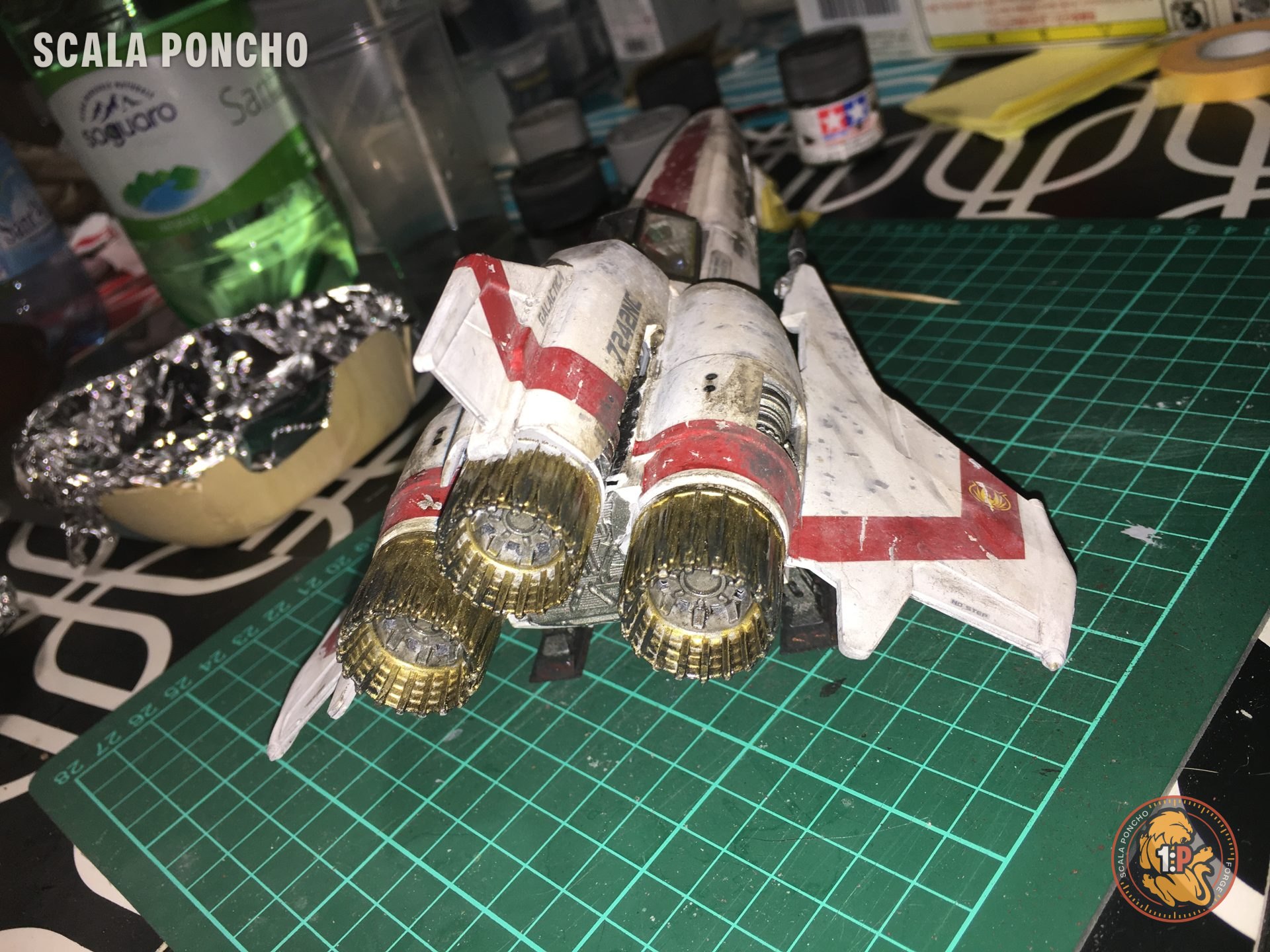 Colonial Viper finito visto da dietro con gli ugelli dorati e le strisce rosse
