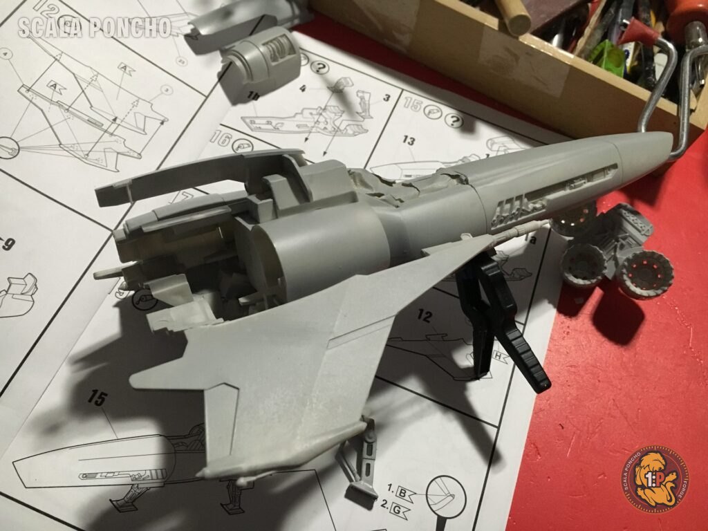 Fusoliera del Colonial Viper in plastica grigia montata sopra il foglio di istruzioni del kit