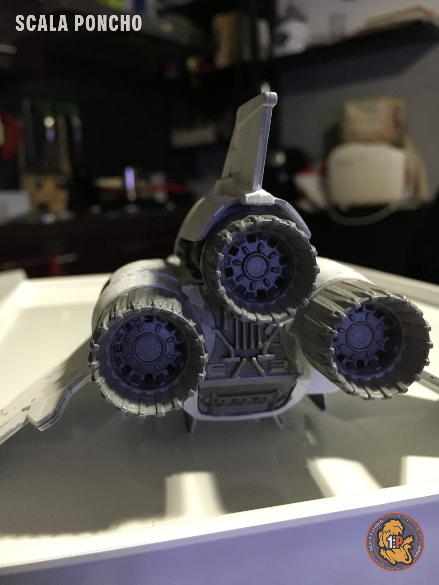 Vista posteriore del Colonial Viper con i tre motori e gli ugelli dipinti di blu e grigio