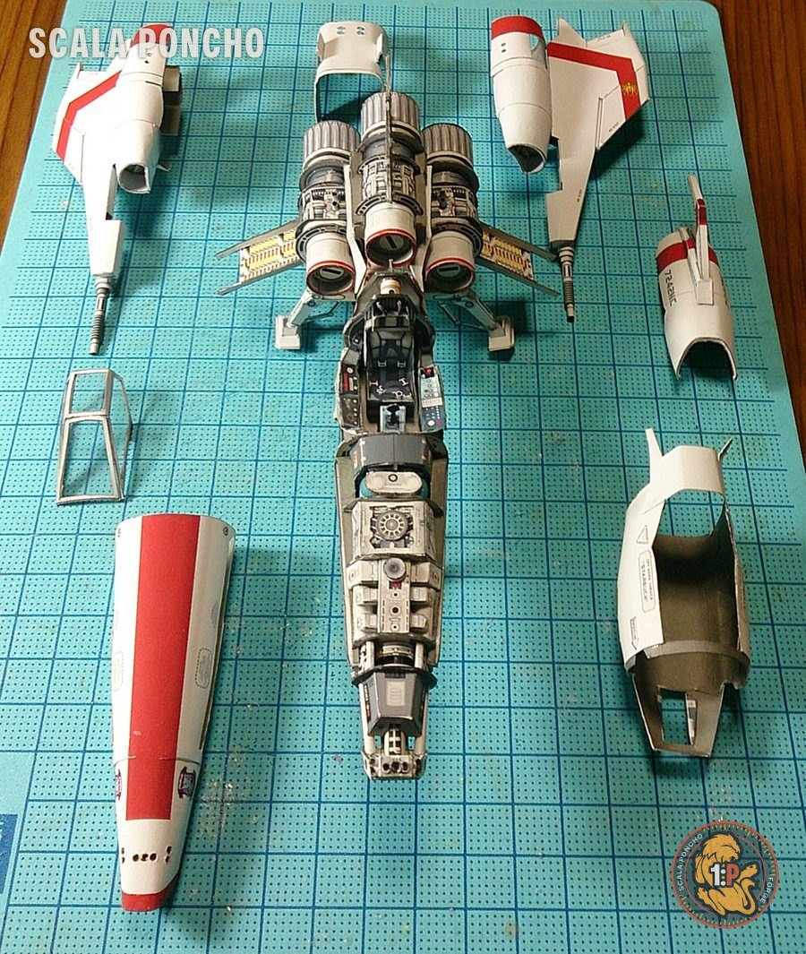 Colonial Viper smontato su tappetino da taglio, con struttura interna dettagliata e carenature rosse e bianche separate