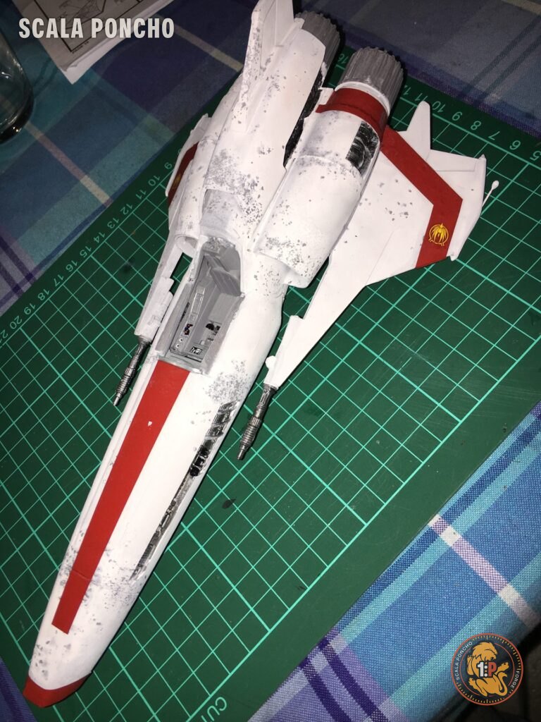 Colonial Viper con le strisce rosse e le insegne coloniali su un tappetino da taglio verde