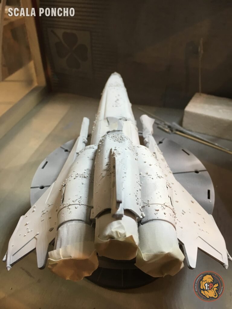 Colonial Viper visto da dietro con i tre ugelli protetti da nastro di mascheratura