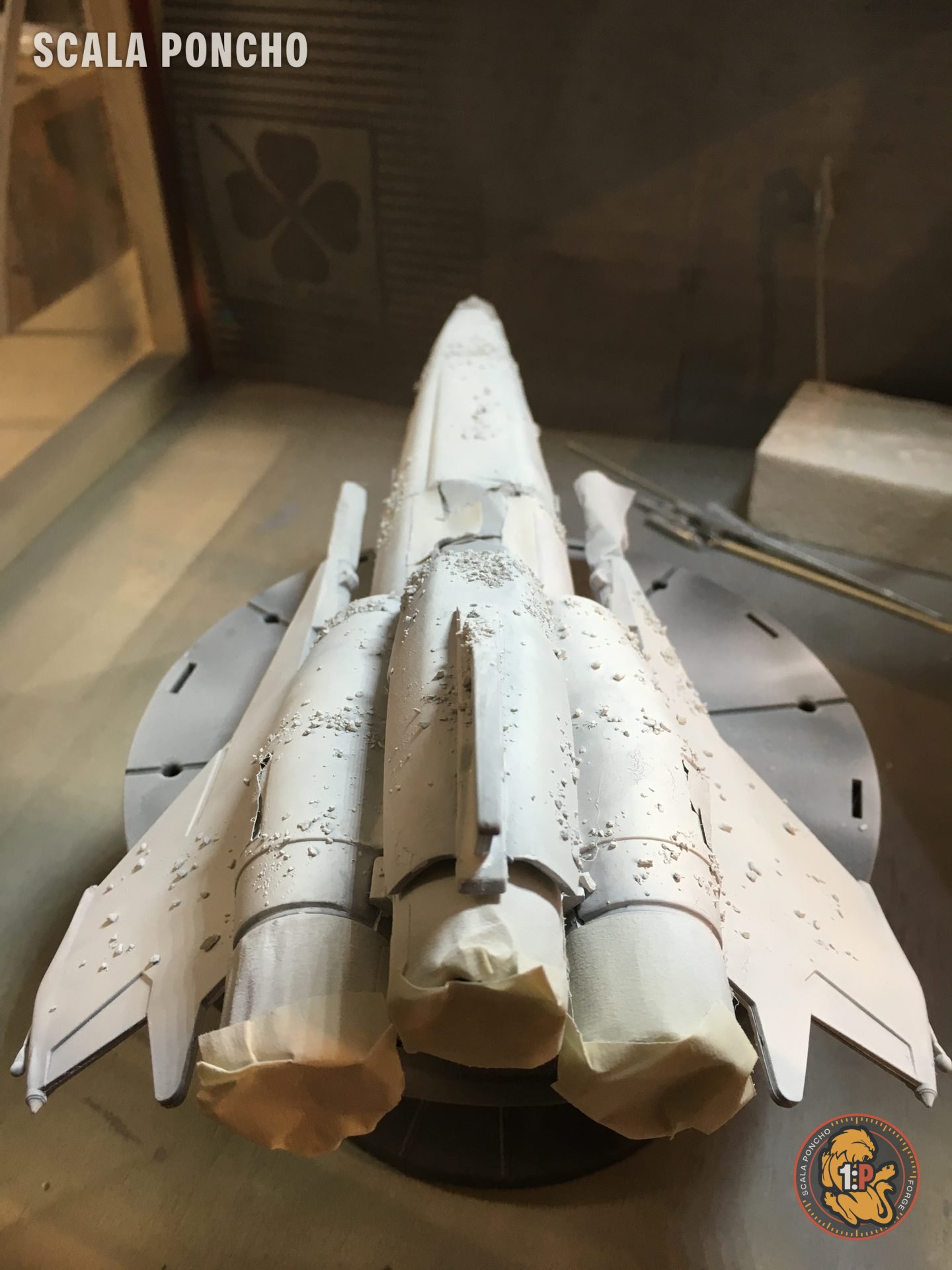 Colonial Viper visto da dietro con i tre ugelli protetti da nastro di mascheratura