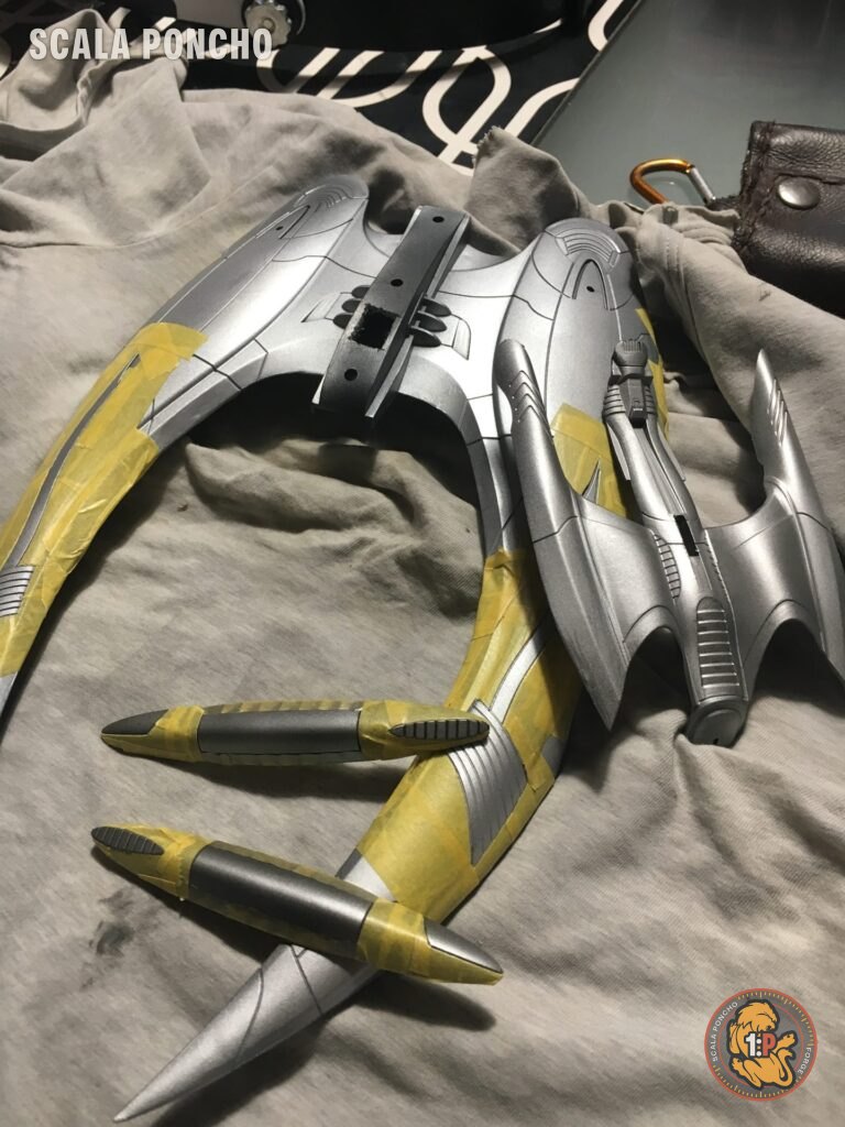 Cylon Raider argentato con nastro di mascheratura e le ali staccate