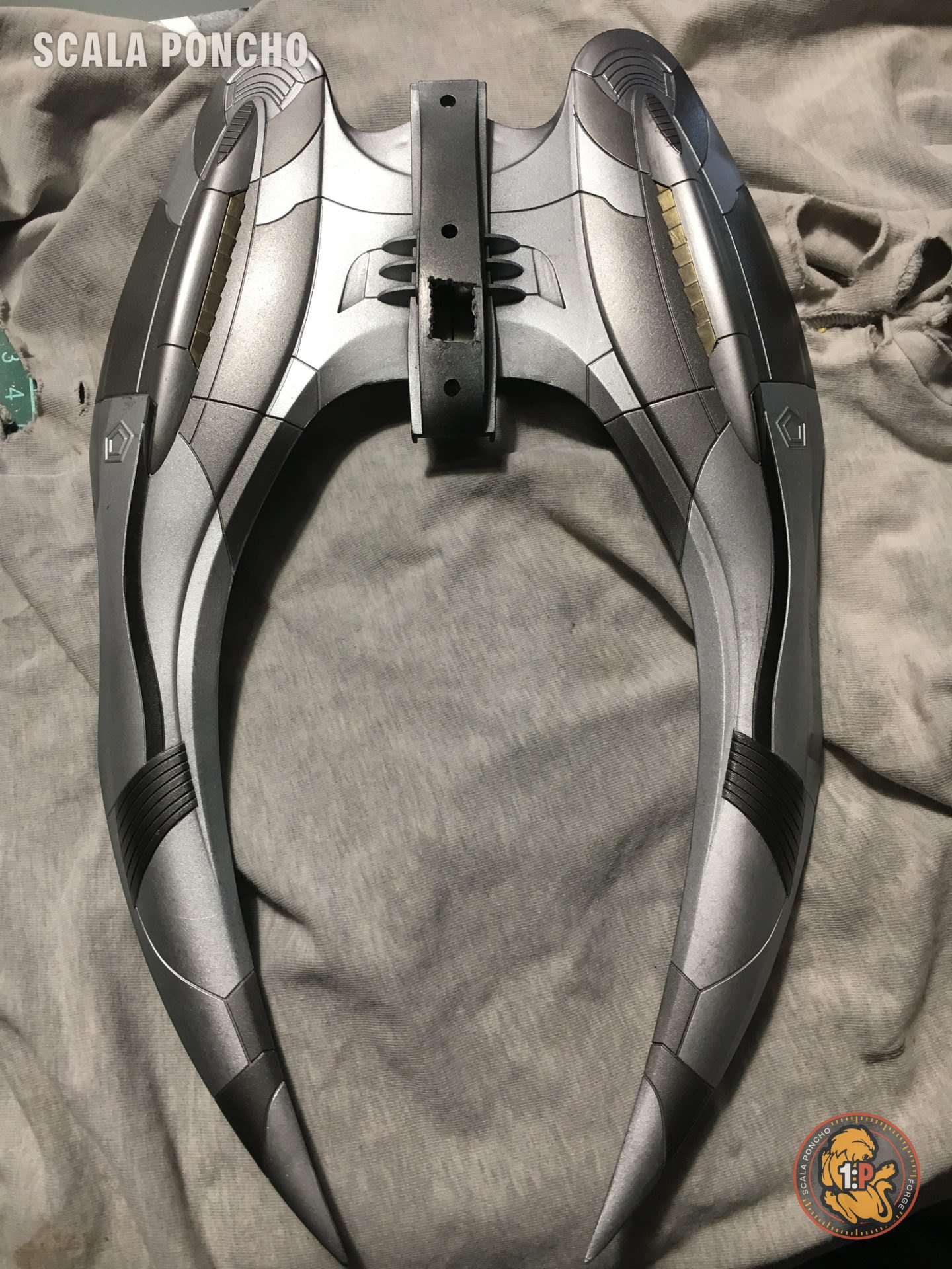 Cylon Raider con pannelli in due tonalità di argento dopo la rimozione del nastro