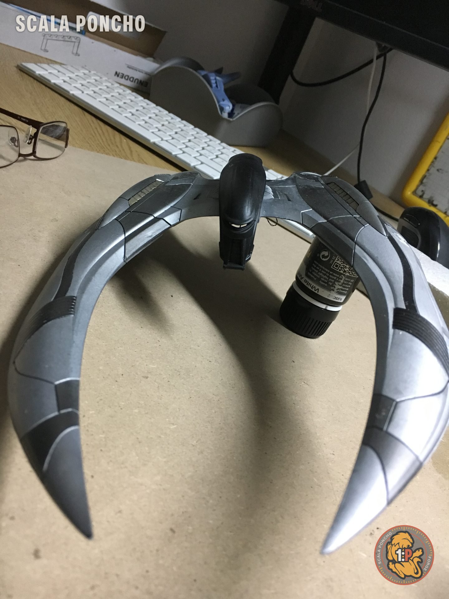 Cylon Raider finito in argento a più toni, visto frontalmente su un supporto