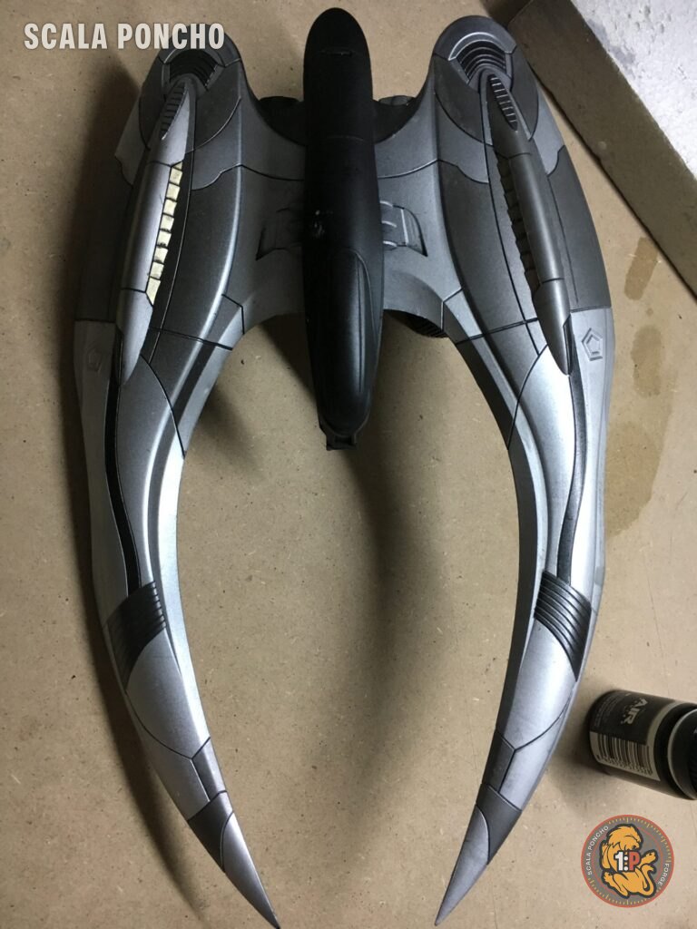 Cylon Raider finito visto dall'alto con pannelli argento chiaro e scuro e sezione centrale nera