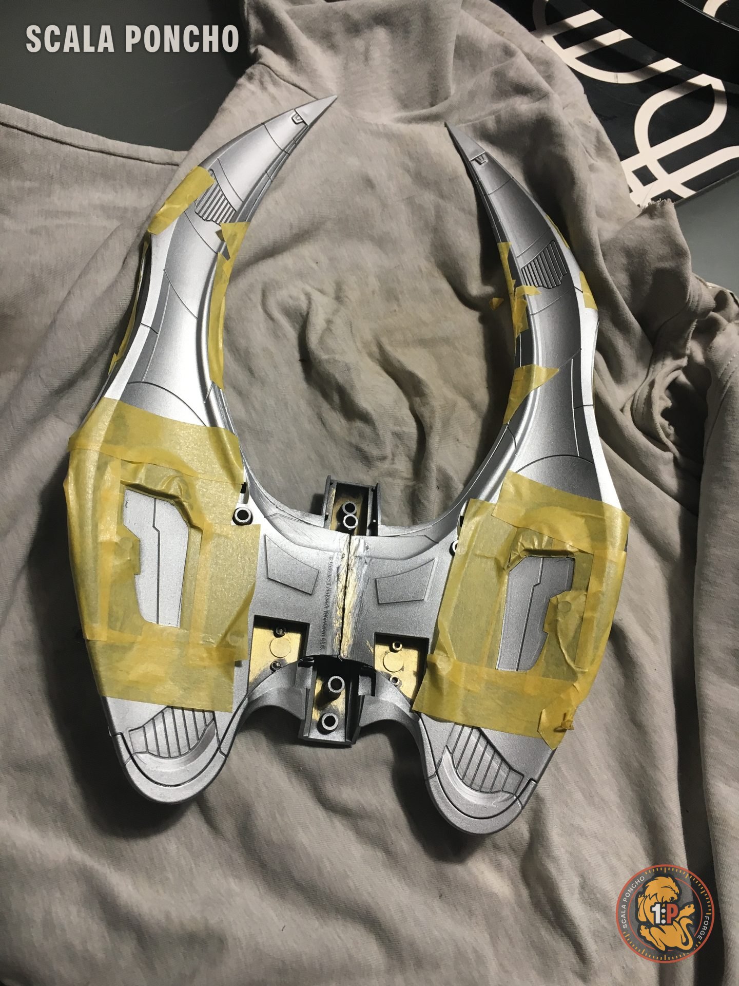 Cylon Raider verniciato argento con nastro di mascheratura giallo sui pannelli