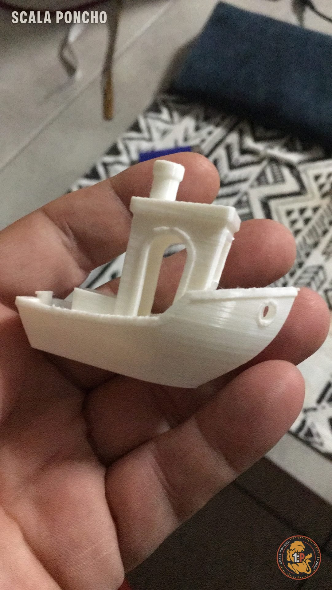 Benchy, la barchetta di prova, stampato in bianco e tenuto in mano