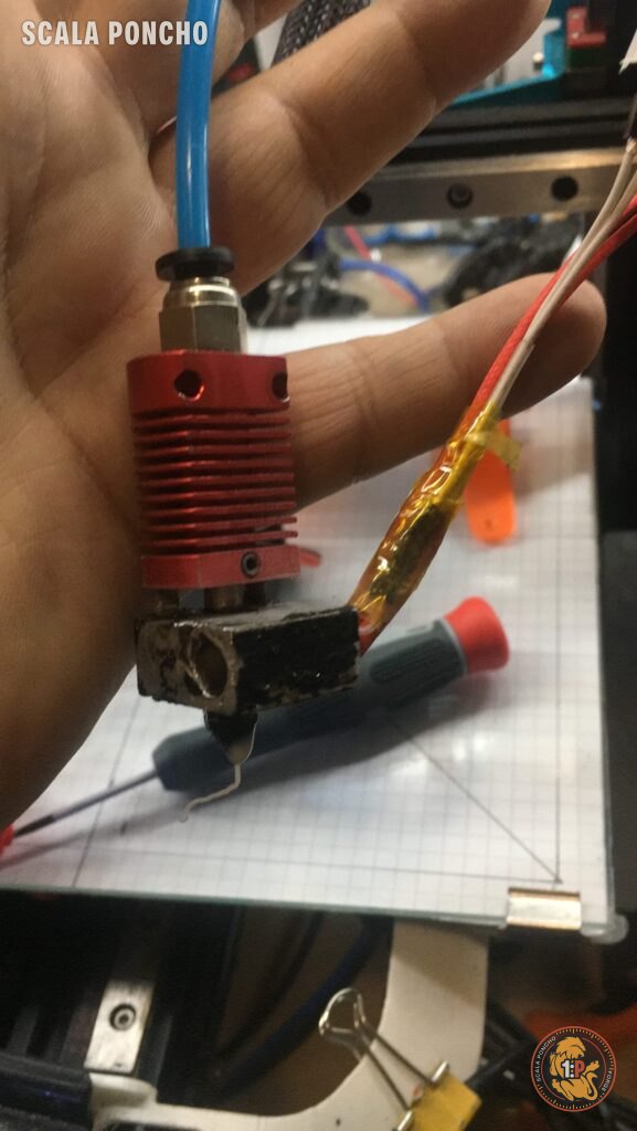 Hotend nuovo con dissipatore rosso per la Ender 3 tenuto in mano durante la sostituzione