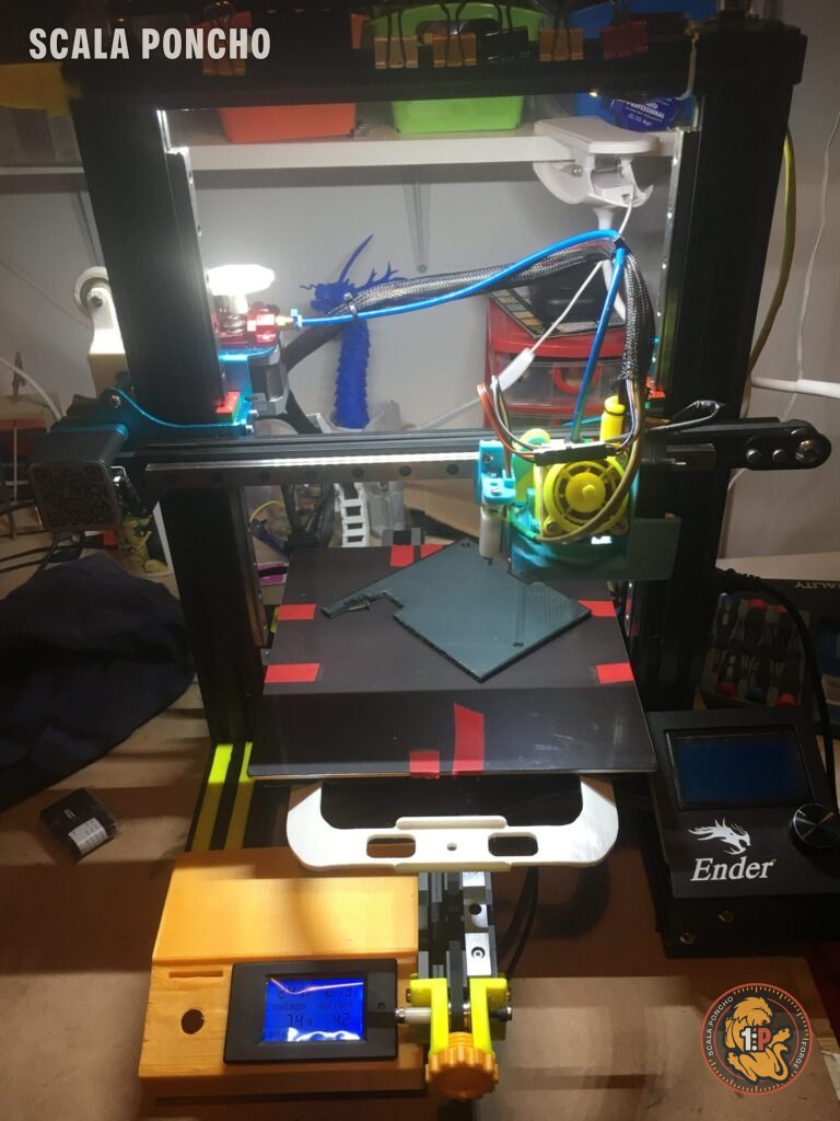 Ender 3 Pro con varie modifiche stampate in 3D colorate montate sul telaio