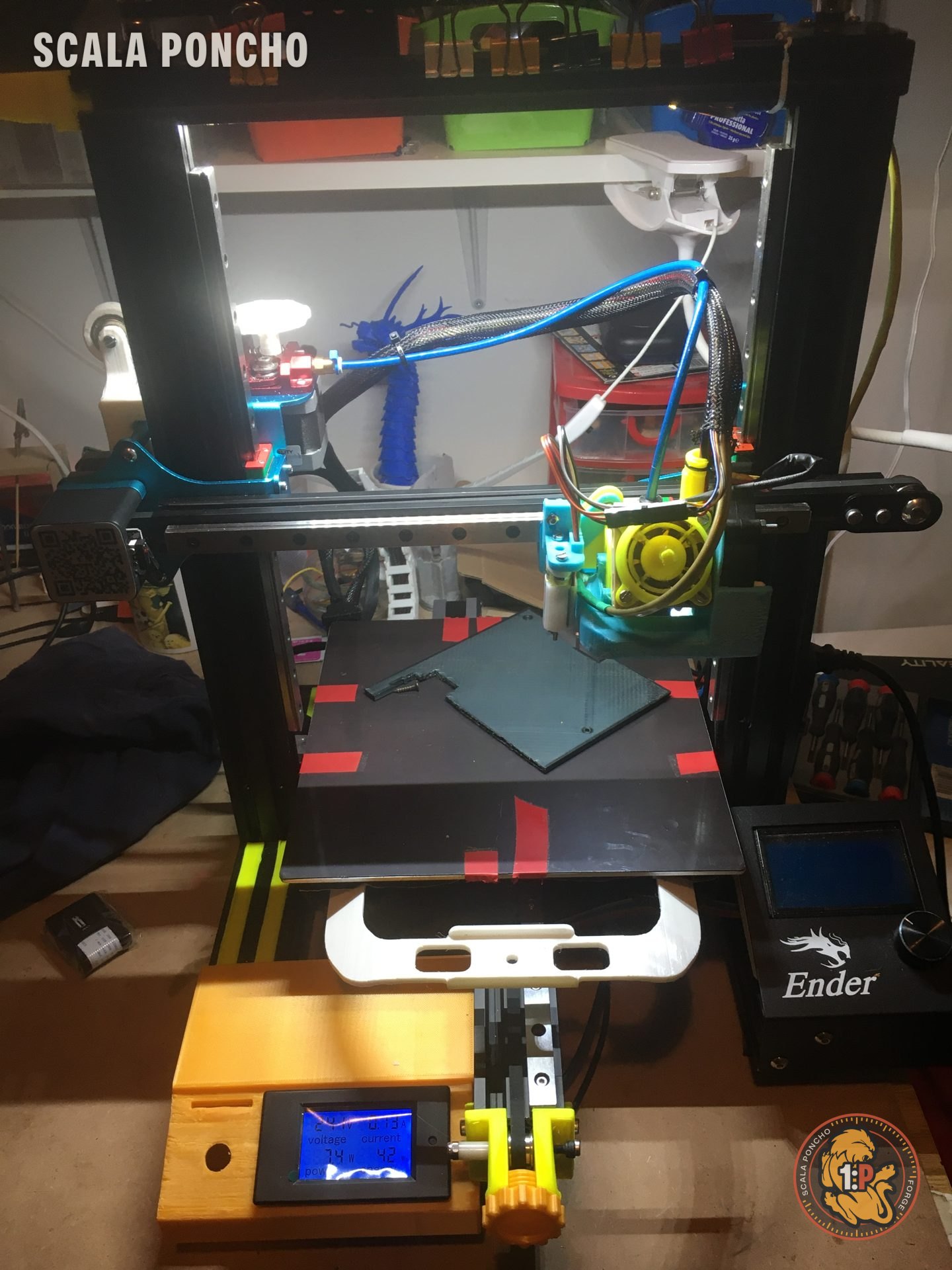 Ender 3 Pro con varie modifiche stampate in 3D colorate montate sul telaio