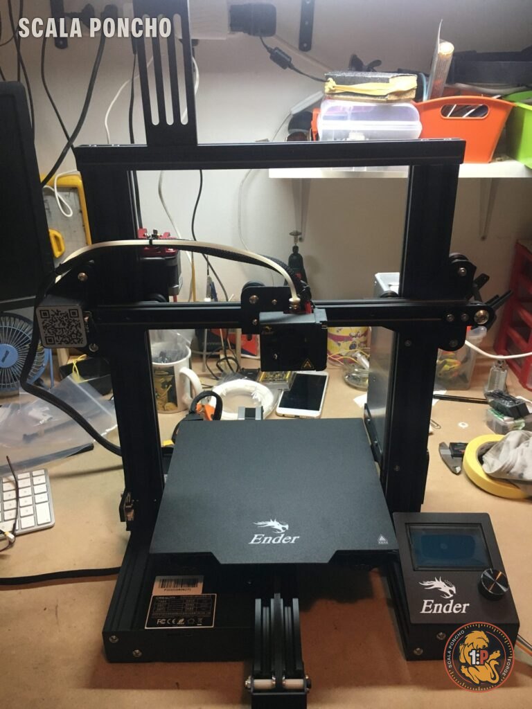 Stampante 3D Ender 3 Pro montata sulla scrivania