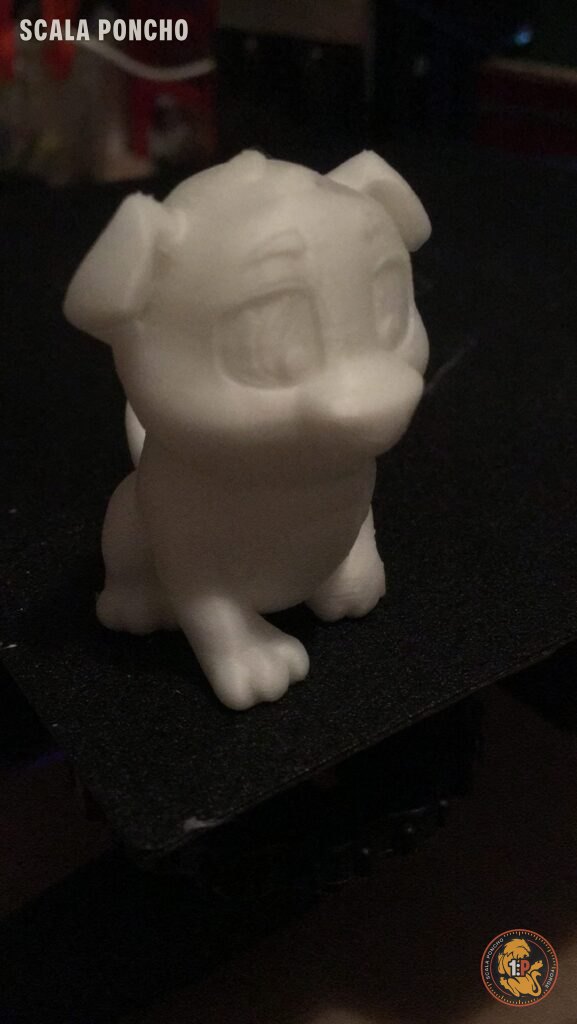 Primo oggetto stampato con la Ender 3: un cagnolino bianco ancora sul piatto