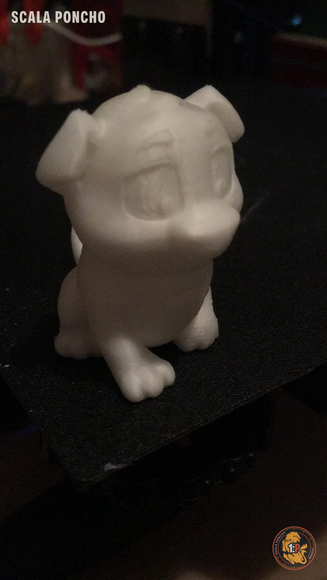 Primo oggetto stampato con la Ender 3: un cagnolino bianco ancora sul piatto