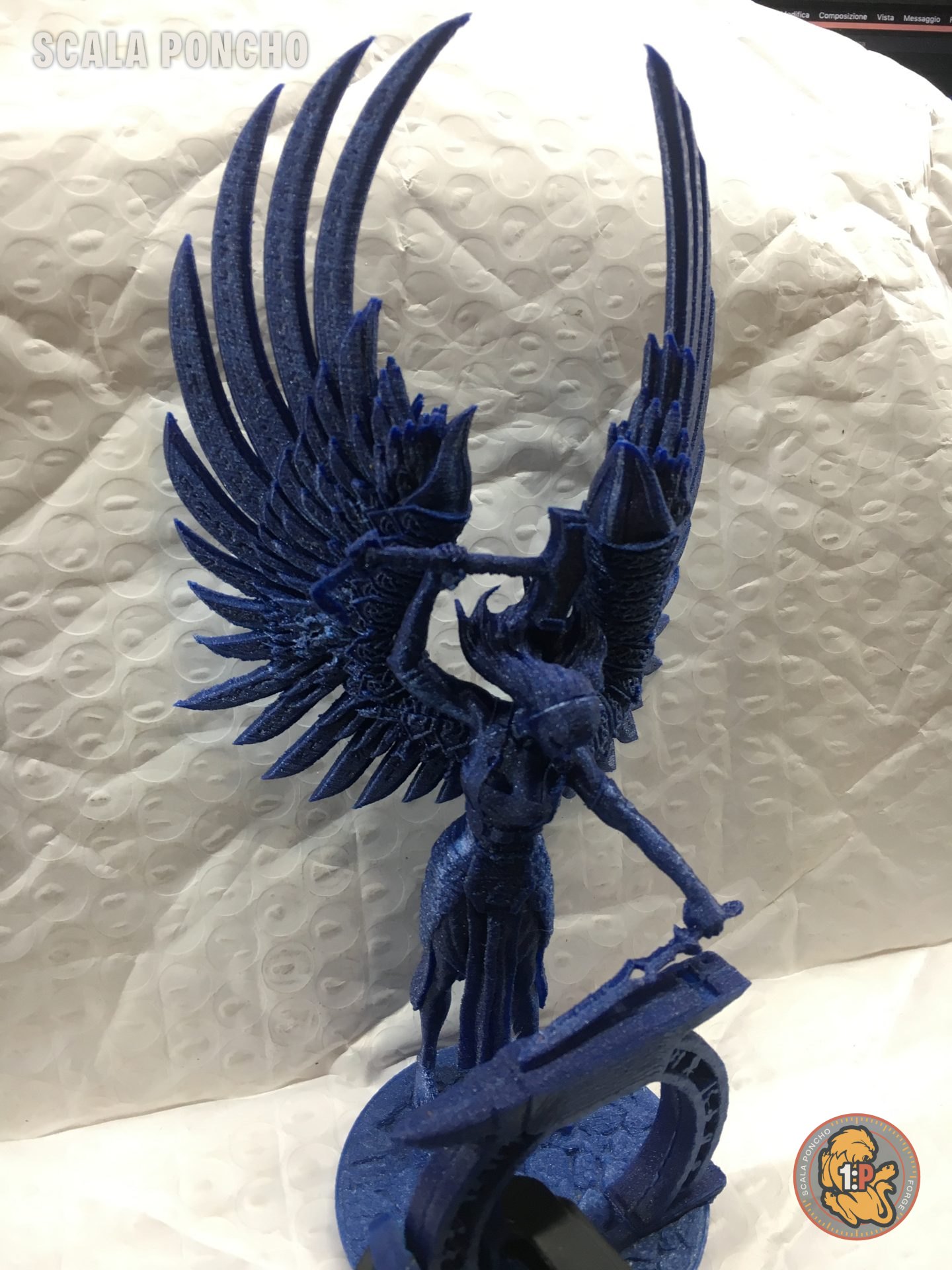 Statua di angelo con grandi ali stampata in 3D in filamento blu
