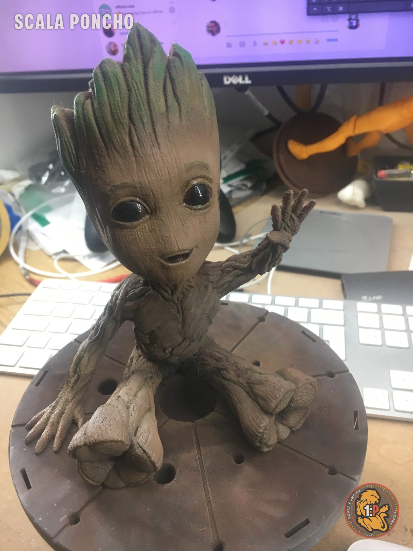 Baby Groot stampato in 3D e dipinto con effetto legno su una base