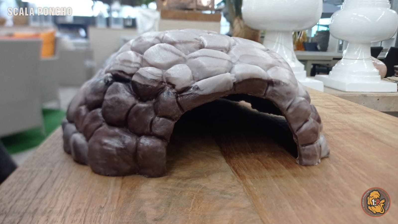Rifugio a forma di roccia stampato in 3D e dipinto con effetto pietra