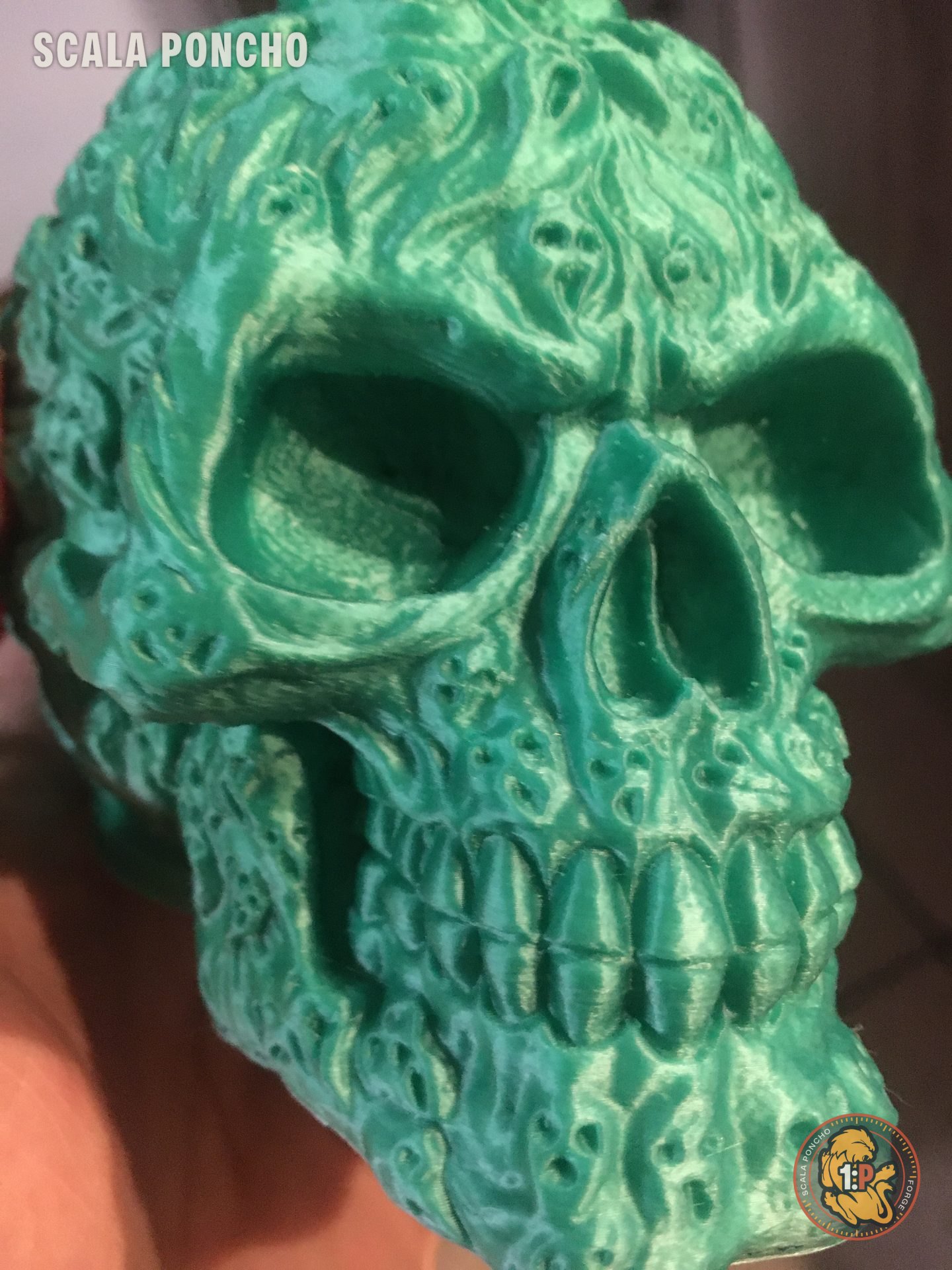 Teschio decorato stampato in 3D in filamento verde