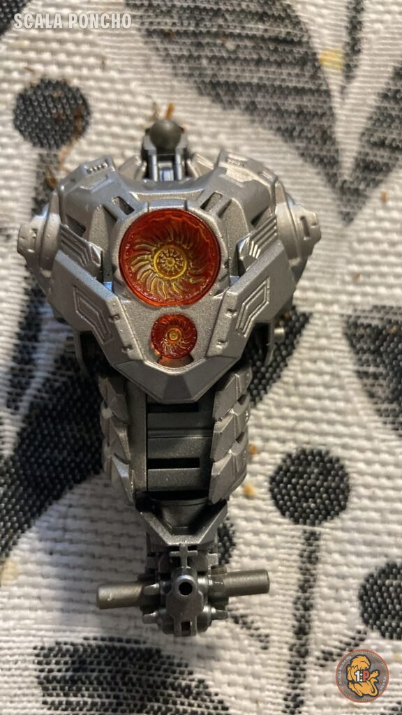 Torso del Gipsy Avenger con il reattore rosso e oro al centro del petto e la struttura grigia