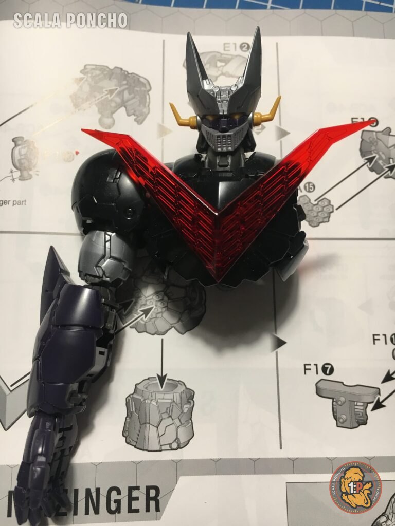 Busto del Grande Mazinger con le ali rosse traslucide sul petto e il braccio viola