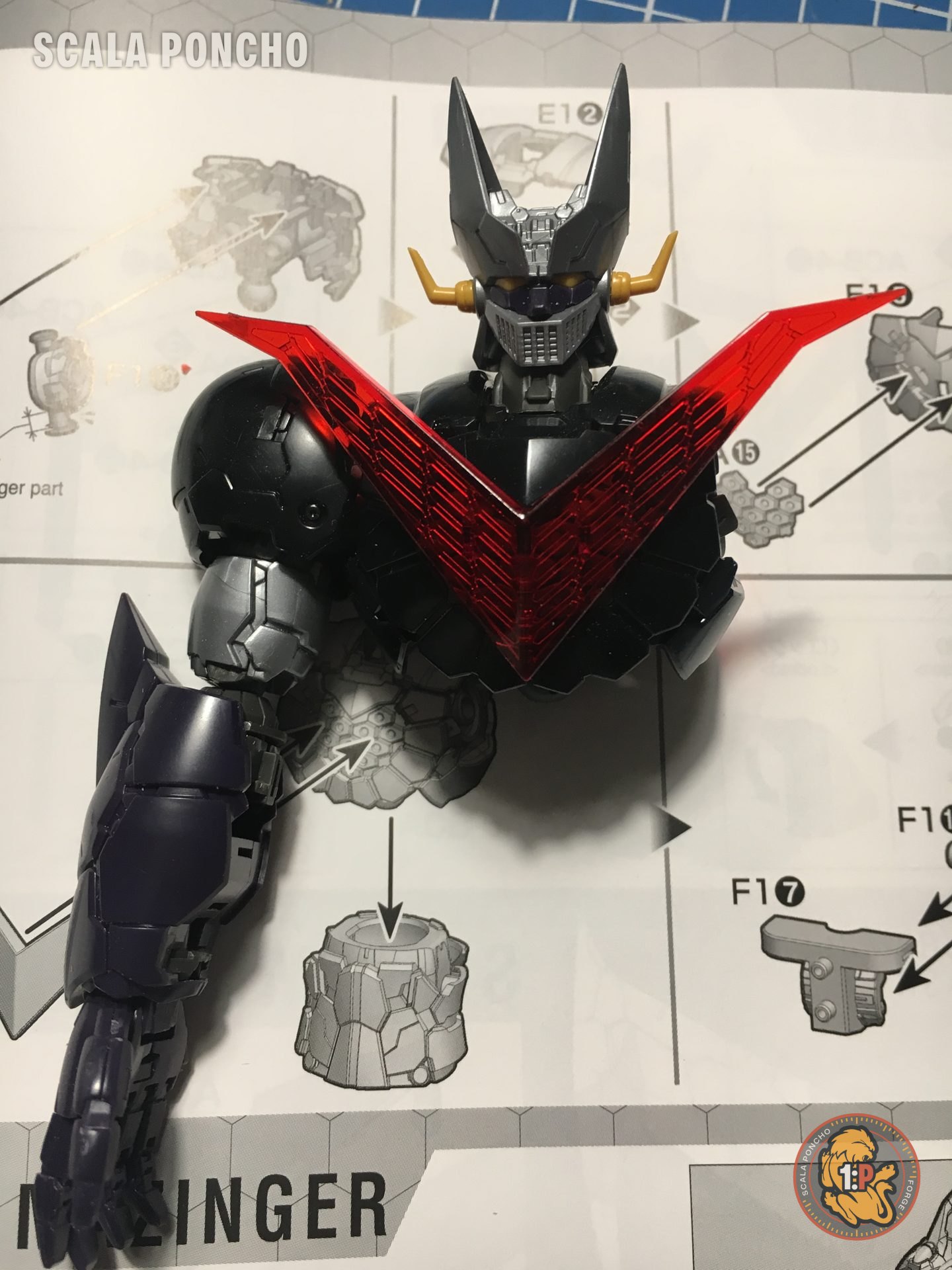 Busto del Grande Mazinger con le ali rosse traslucide sul petto e il braccio viola