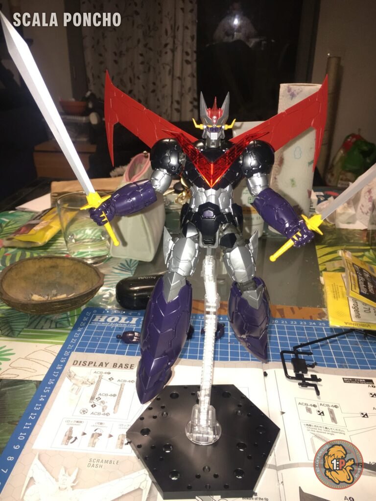 Grande Mazinger finito con le due spade in mano e le ali rosse