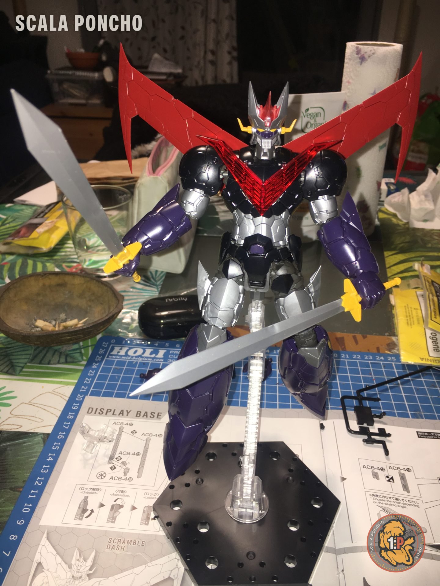 Grande Mazinger finito su supporto, nero, argento e viola con le ali rosse