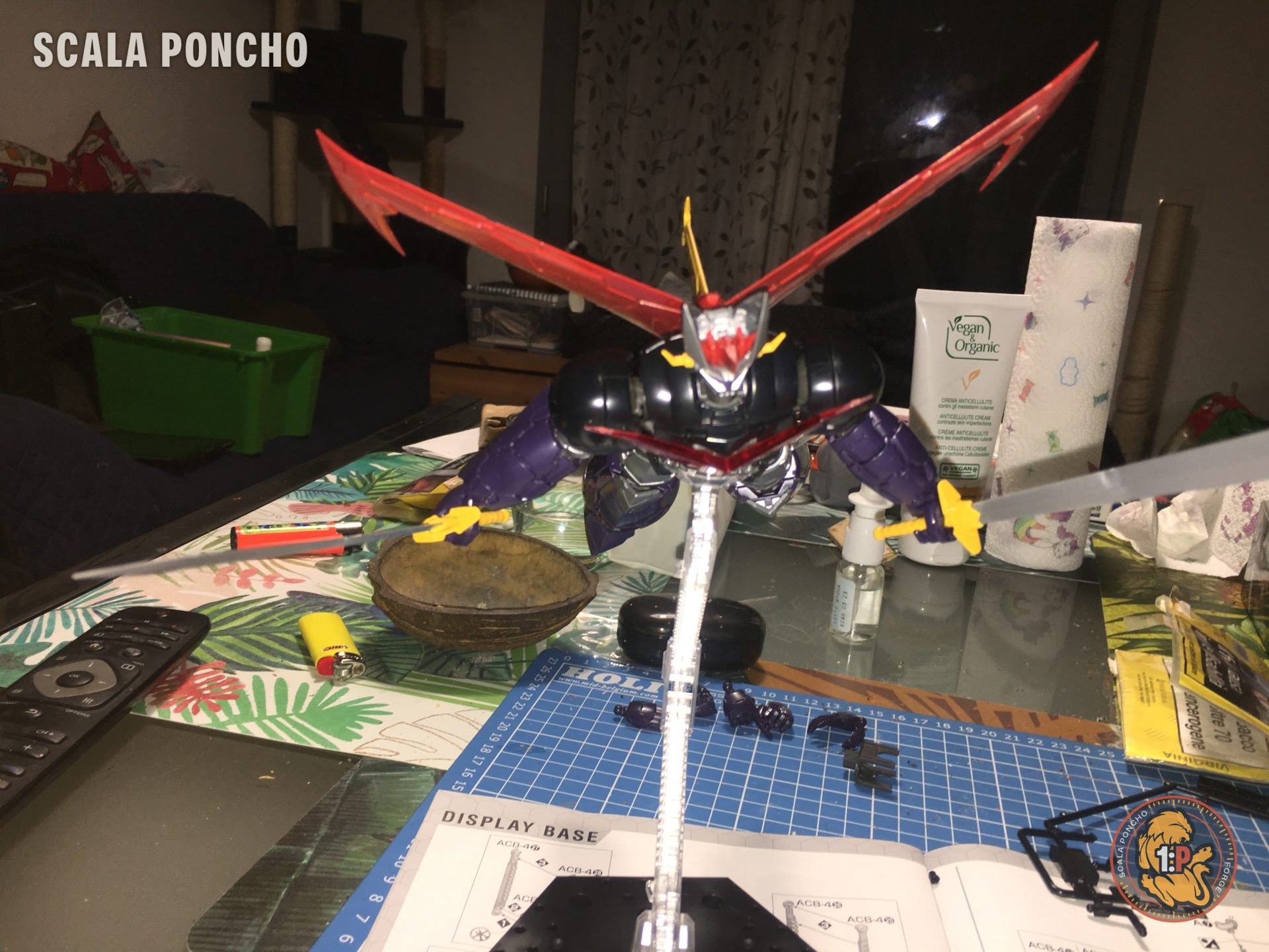 Grande Mazinger sul supporto in posa di volo con le ali spiegate