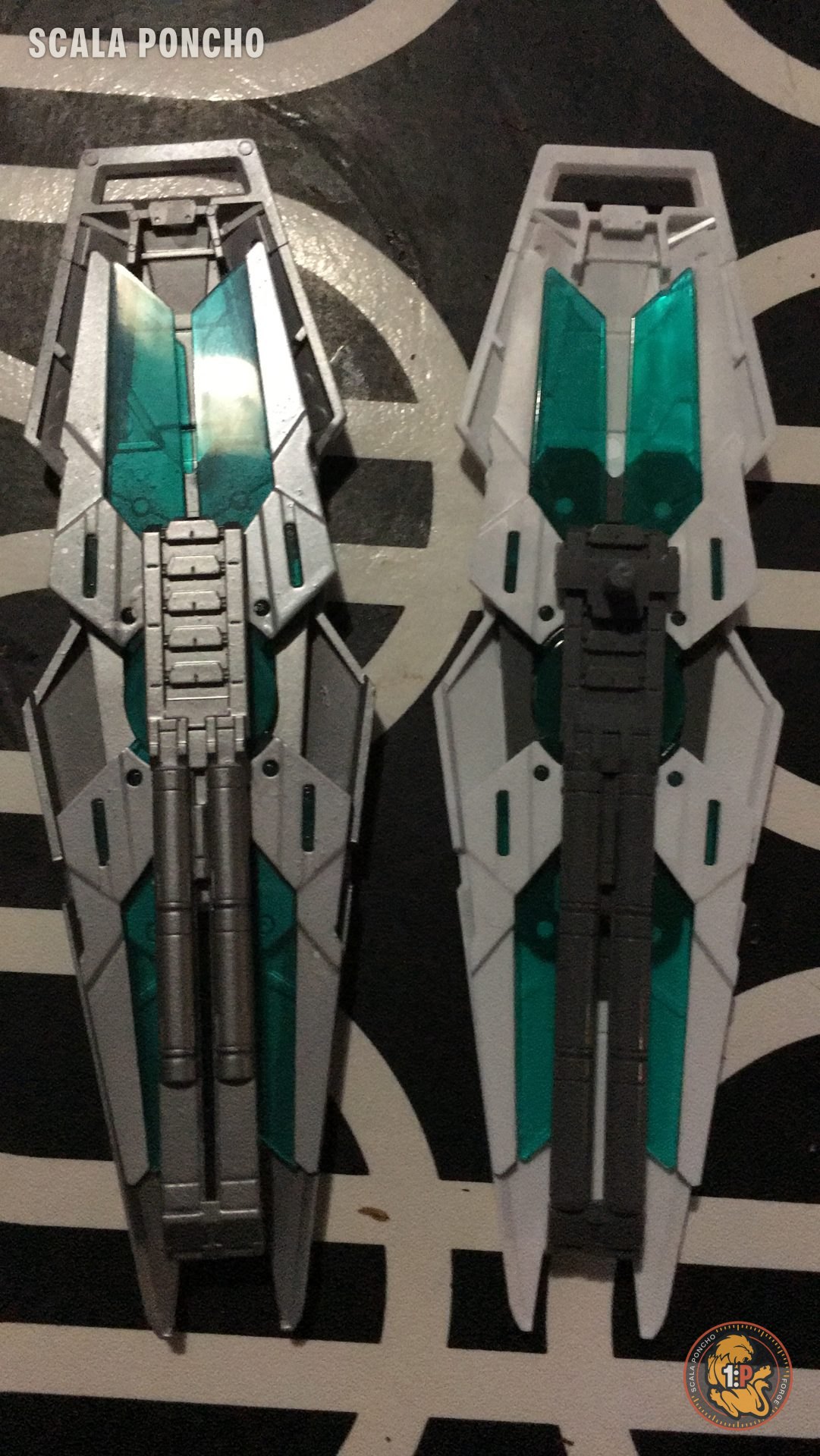 Pezzi dell'armatura del Gundam Unicorn con le parti verdi dello psycoframe