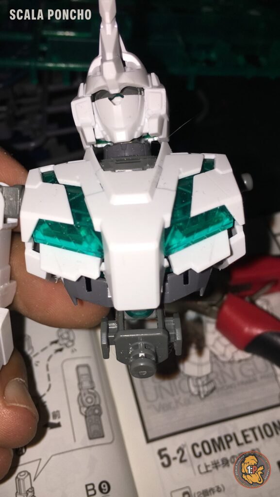 Busto del Gundam Unicorn con il corno sulla testa e i pannelli verdi in vista