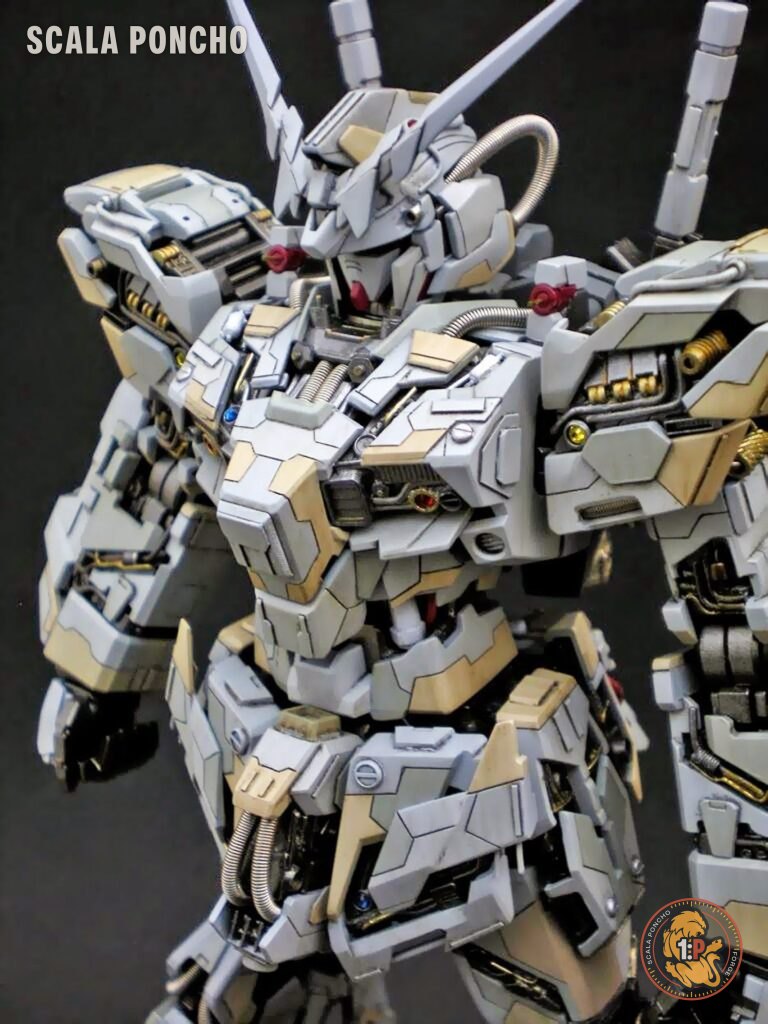 Dettaglio del Full Armor Unicorn Gundam finito con l'armatura bianca e i dettagli metallici