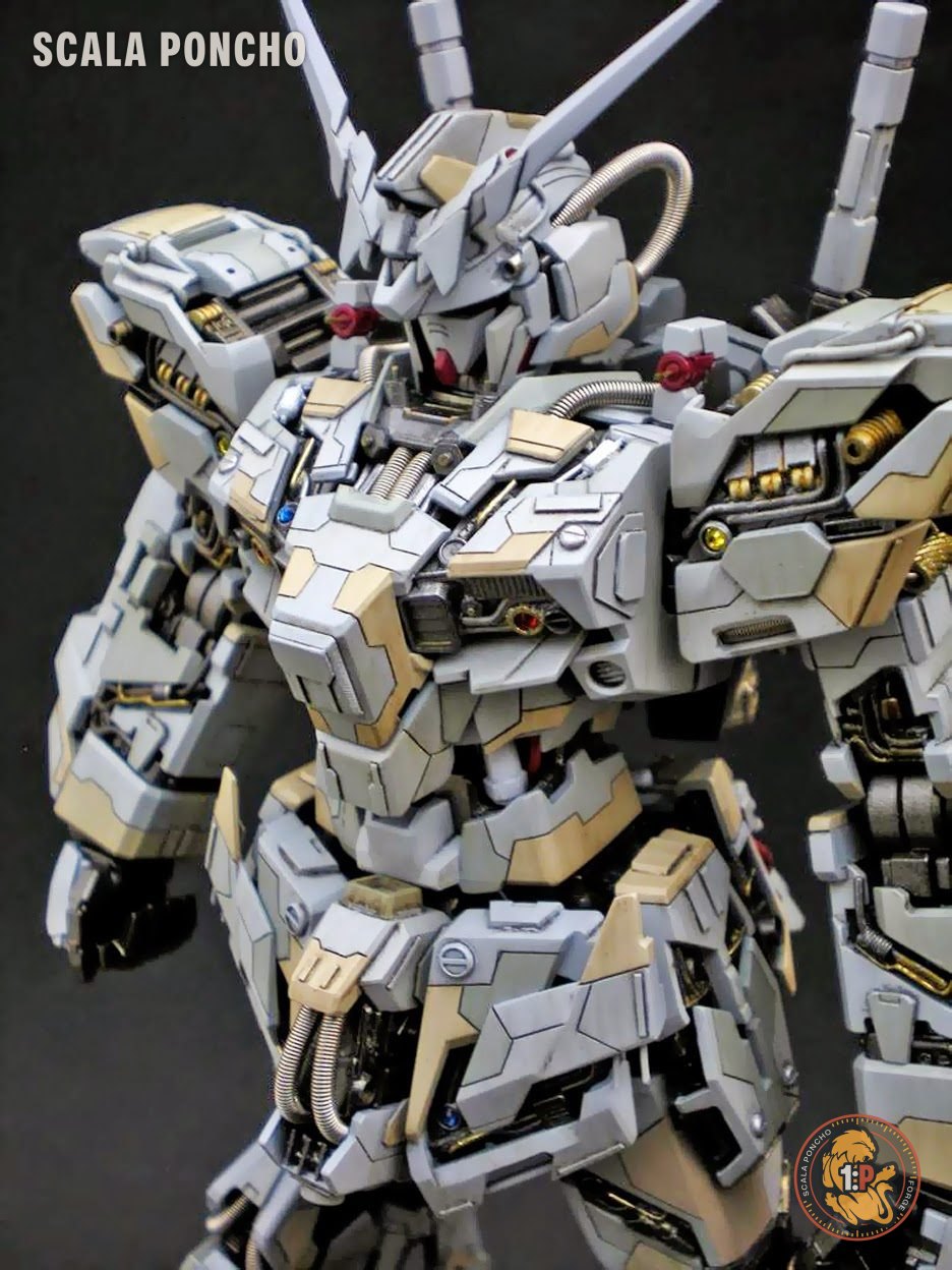 Dettaglio del Full Armor Unicorn Gundam finito con l'armatura bianca e i dettagli metallici