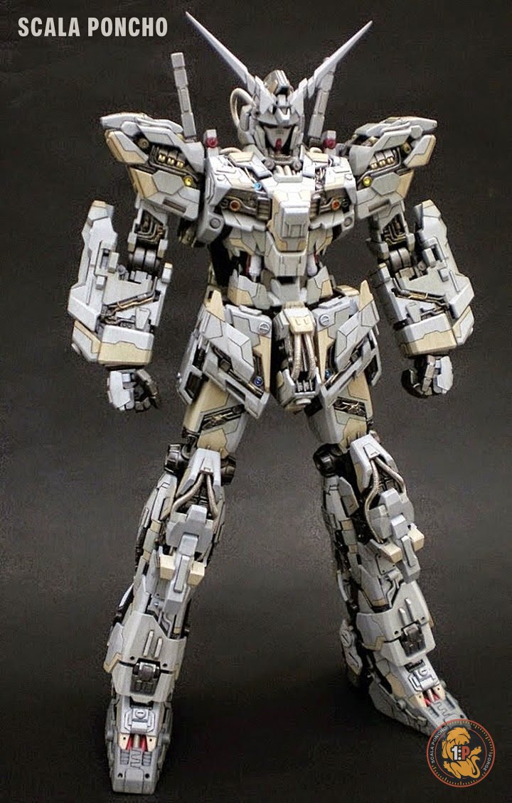 Full Armor Unicorn Gundam finito, in posa con armatura e armi