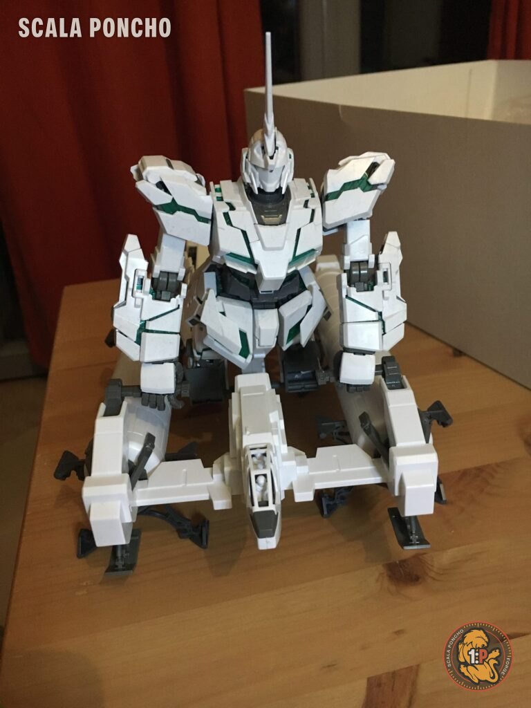 Gundam Unicorn con l'armatura completa e i propulsori montati sulla schiena