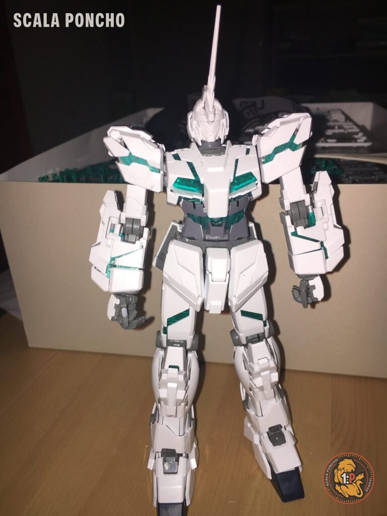 Gundam Unicorn completo in piedi senza armatura aggiuntiva, bianco con dettagli verdi