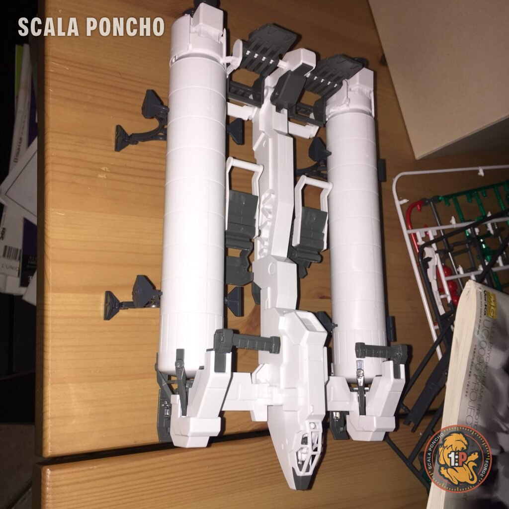 Propulsori e serbatoi bianchi del Full Armor Unicorn montati sui supporti