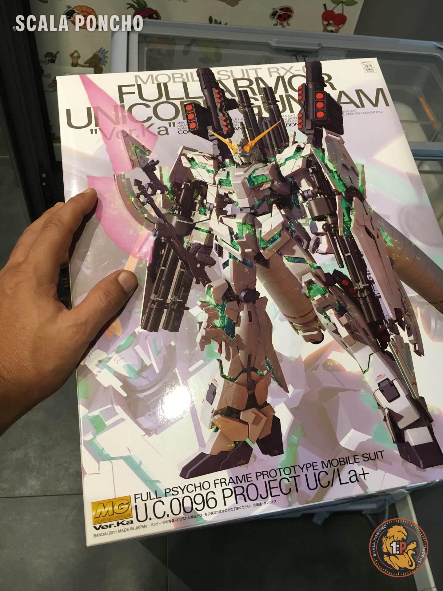 Scatola del kit Full Armor Unicorn Gundam tenuta in mano