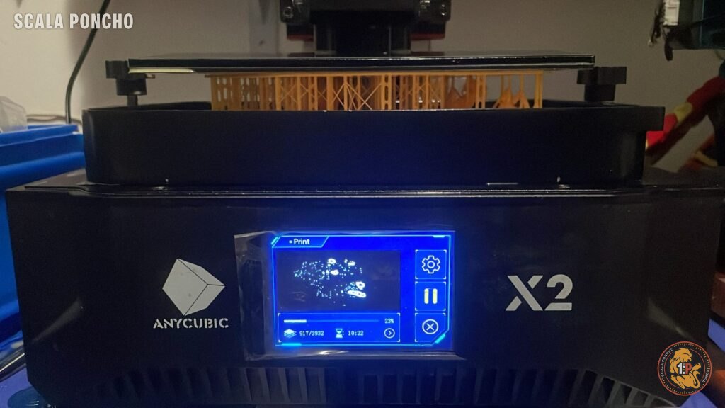 Stampante a resina Anycubic Photon Mono X2 in funzione con il piatto sollevato carico di stampe e supporti