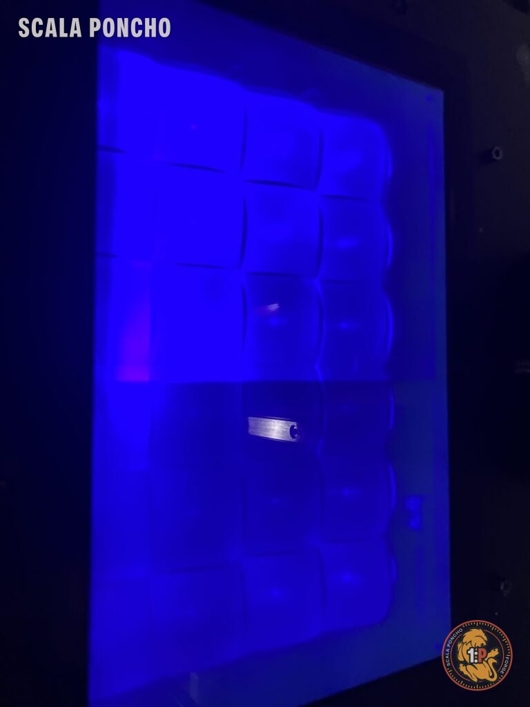 Schermo UV della stampante a resina acceso durante il test, con zone scure e illuminazione non uniforme