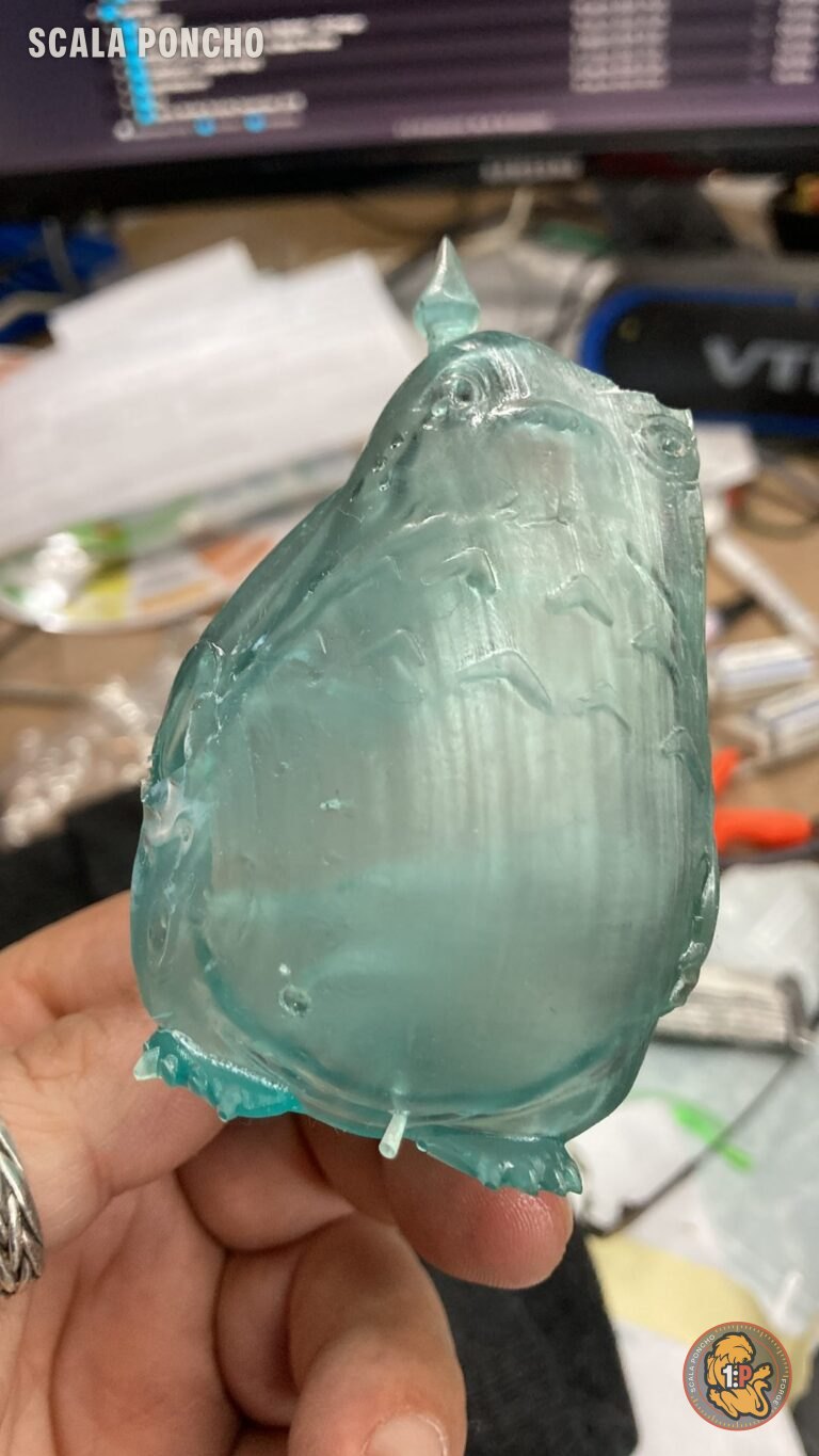 Totoro stampato in resina trasparente verde acqua tenuto in mano