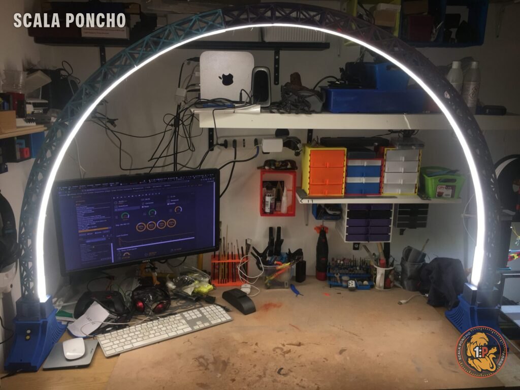 Arco reticolare con striscia LED bianca accesa che illumina uniformemente il banco di lavoro